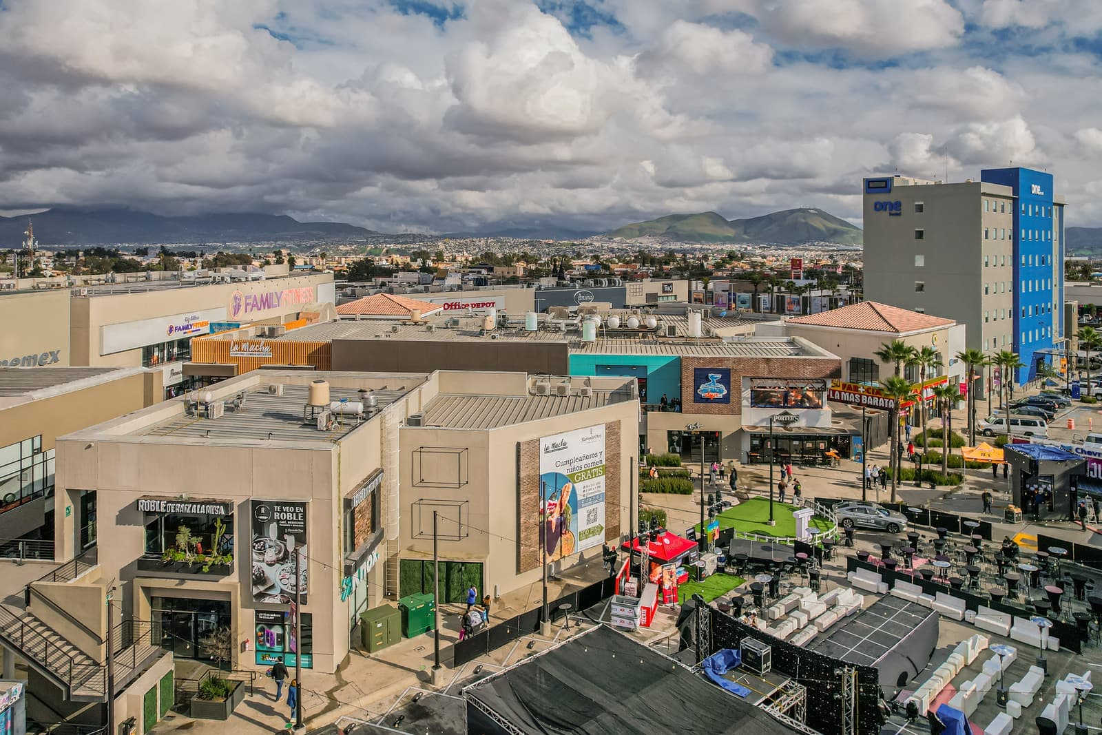 Vista aérea de la plaza central de Alameda Otay durante un evento